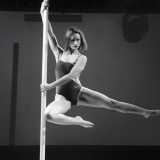Severina durante un'acrobazia sul palo